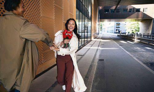 The LEGO® Botanicals Bloom Bar Flower Cart Pops Up in Boston Ahead of Valentine's Day thumbnail