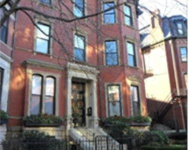 Back Bay Walking Tour: History and Sites of Katharine Gibbs School, Gibbs College thumbnail